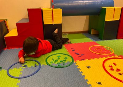 Aprender jugando en un ambiente colorido y acogedor.