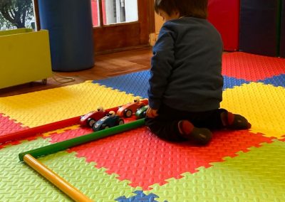Aprender jugando con juguetes y una colorida sala.